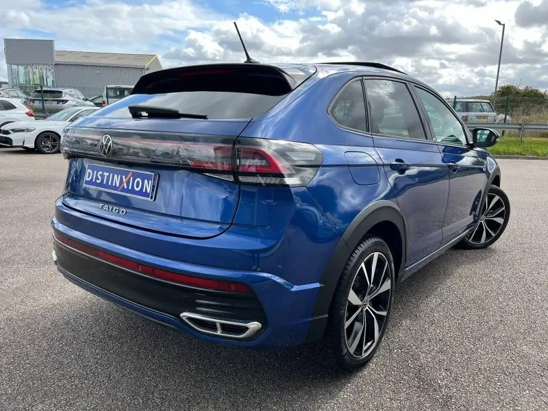 Volkswagen Taigo bleu récif métallisé vu en 3/4 arrière droit avec jantes alliage et feux LED connectés.