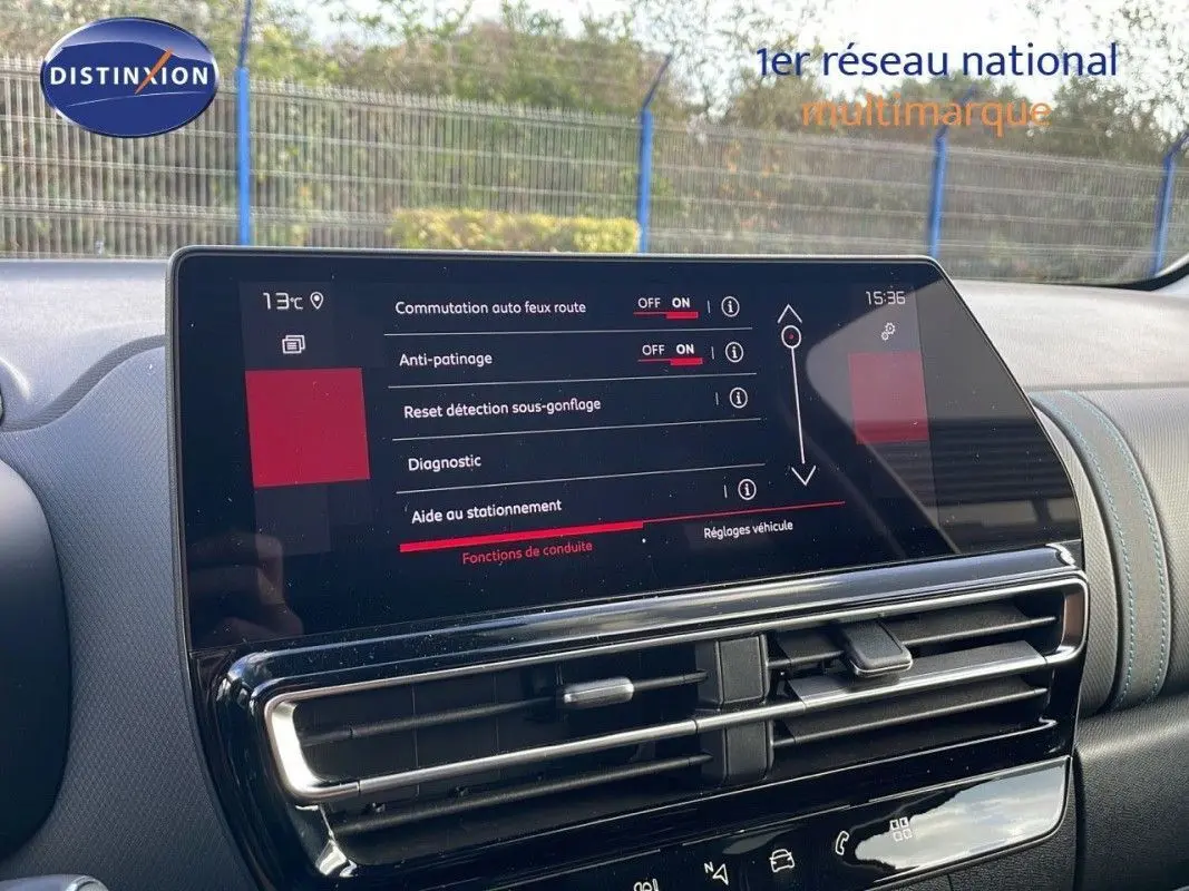 Écran tactile central affichant les aides à la conduite dans l'habitacle d'une Citroën C5 Aircross 2025.