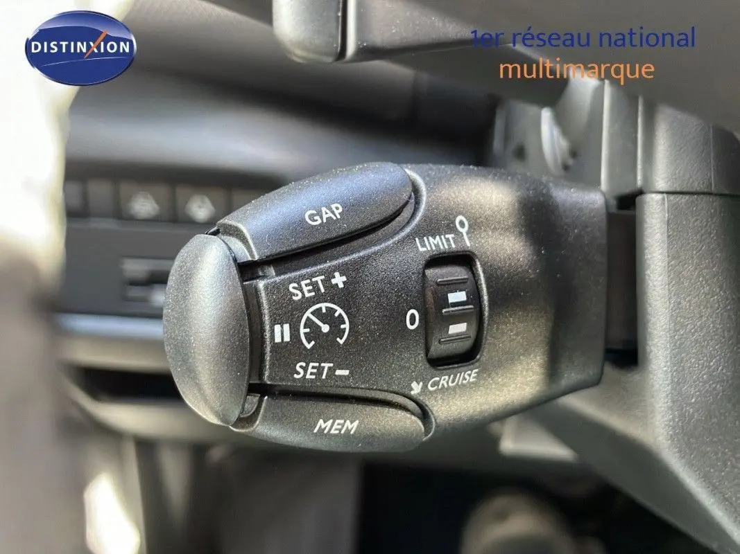 Gros plan sur la commande de régulateur de vitesse du Citroën C5 Aircross 2025, intérieur noir.