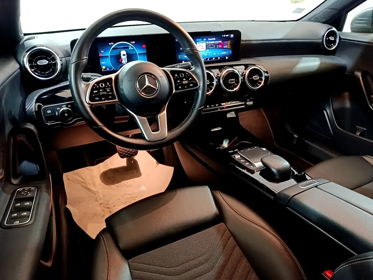 Vue intérieure côté conducteur de la Mercedes Classe A 180 d Business Line 2021, volant cuir multifonctions et tableau de bord numérique.