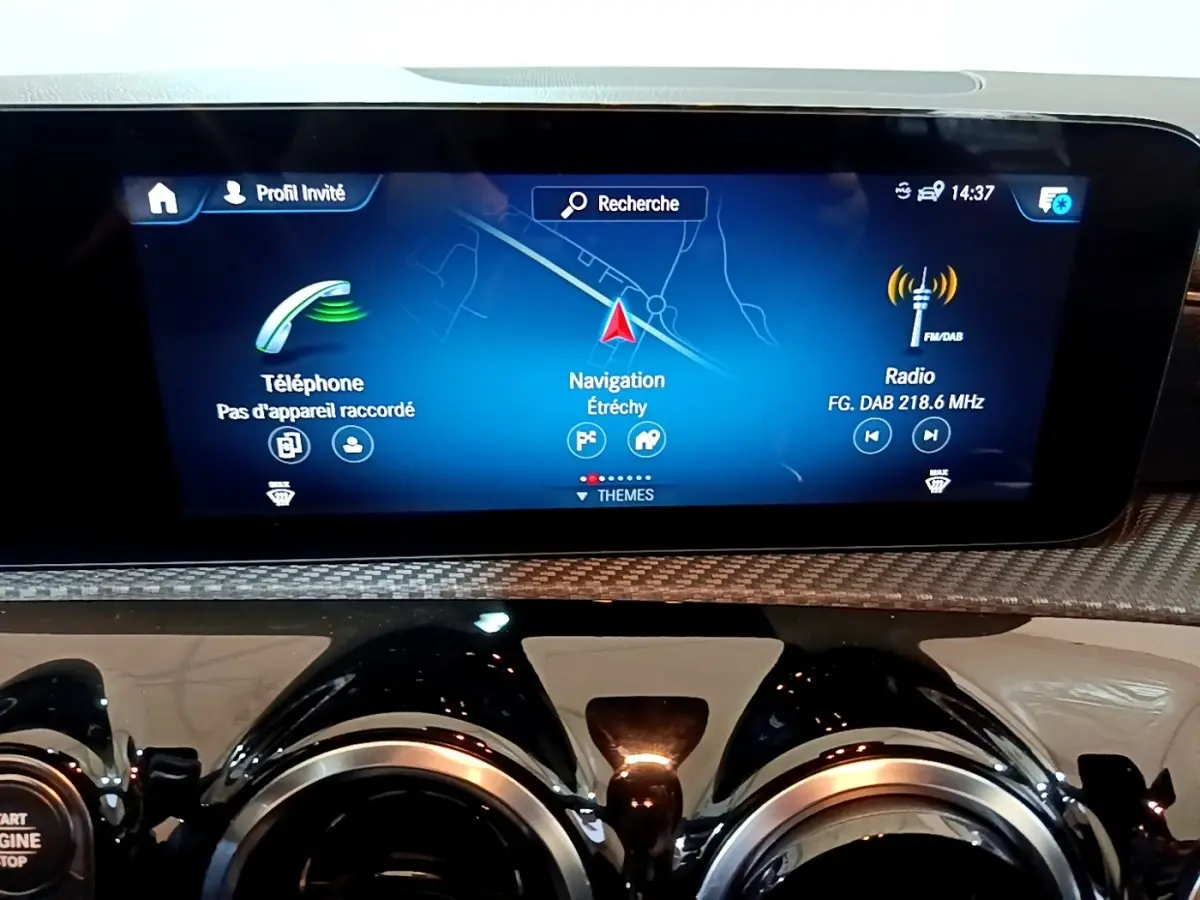Écran tactile central du tableau de bord de la Mercedes Classe A 180 d Business Line 2021 avec navigation affichée.