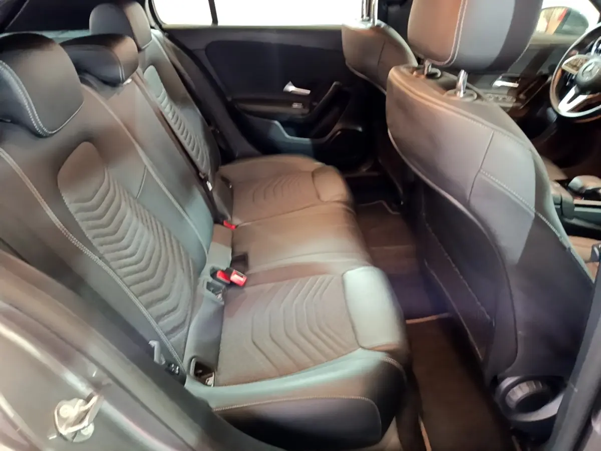 Vue intérieure côté arrière droit montrant la banquette noire en cuir et tissu de la Mercedes Classe A A 180 d Business Line 2021.