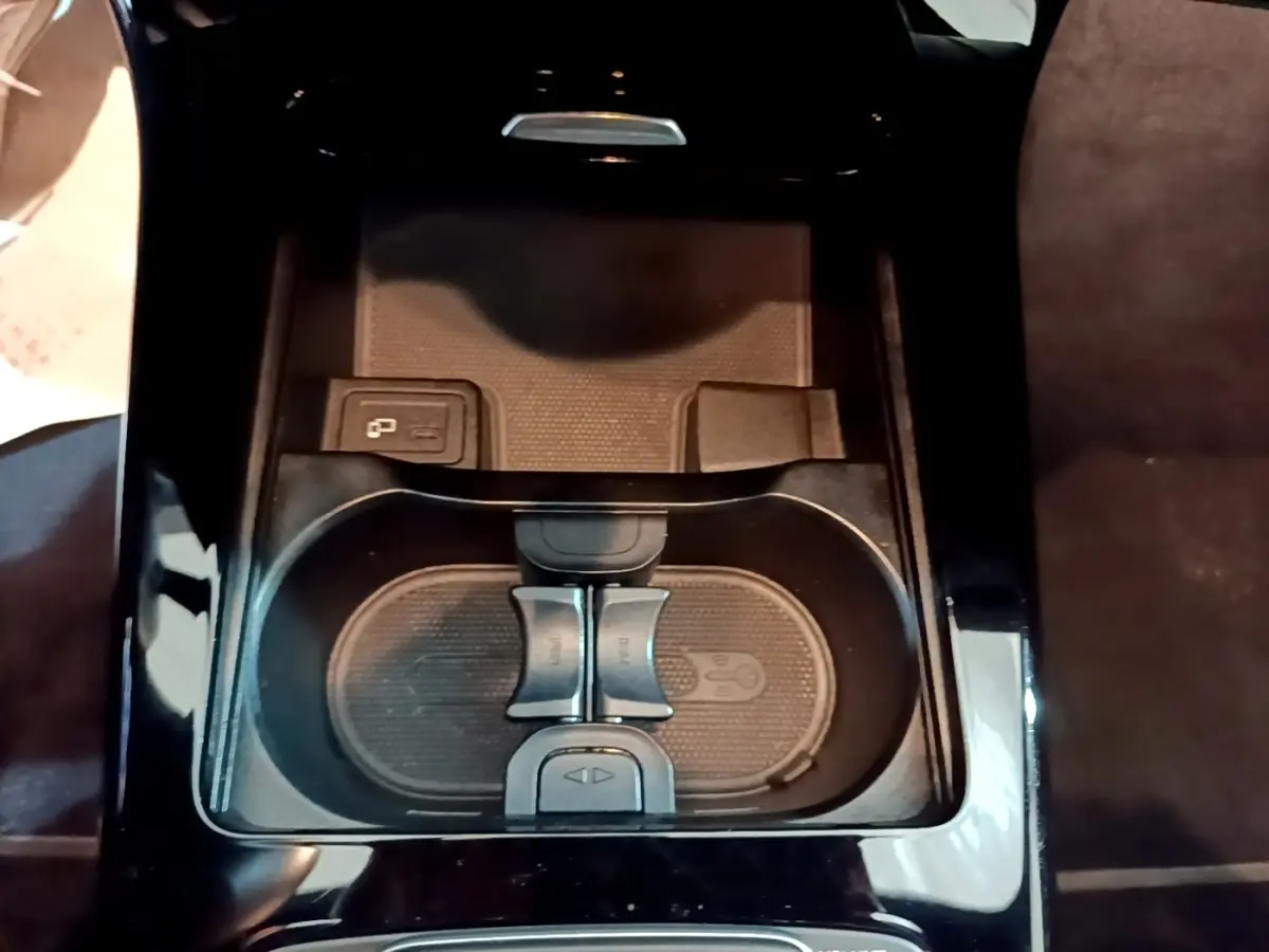 Vue plongeante sur le porte-gobelets noir brillant de la Mercedes Classe A 180 d Business Line 2021.