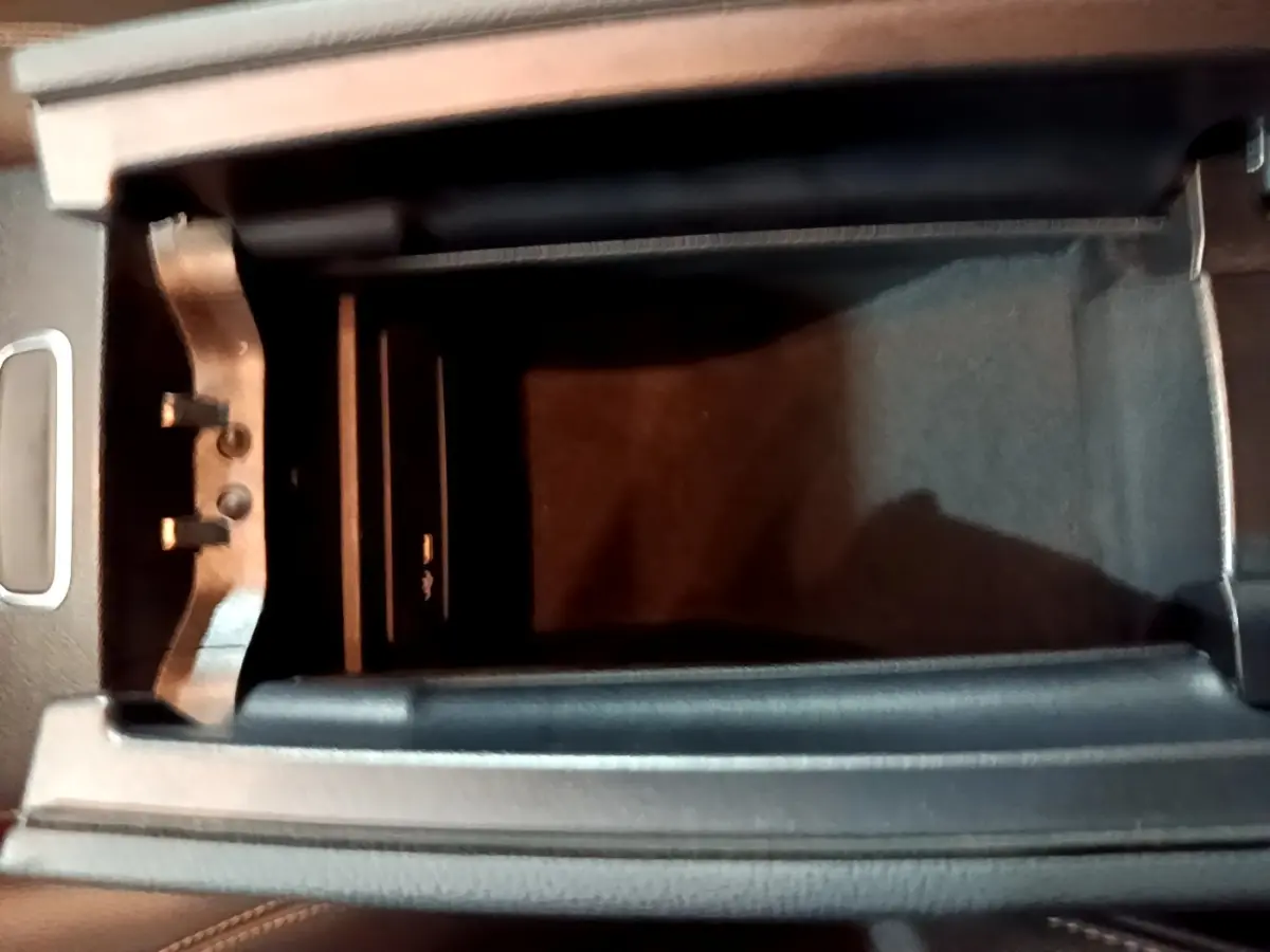 Vue rapprochée de la boîte à gants ouverte en cuir noir à l'intérieur d'une Mercedes Classe A A 180 d Business Line 2021.