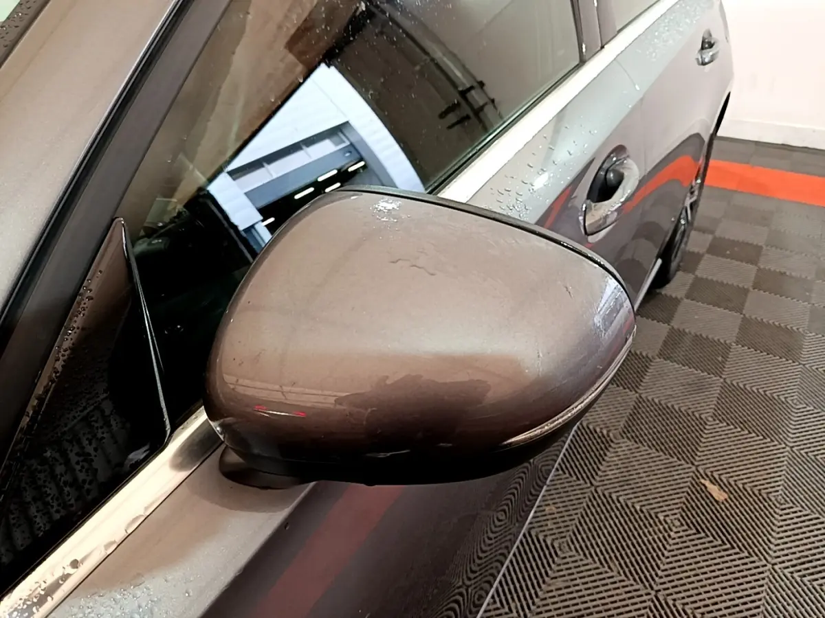 Rétroviseur gris foncé côté gauche d’une Mercedes Classe A 180 d Business Line 2021, avec porte et poignée visibles.