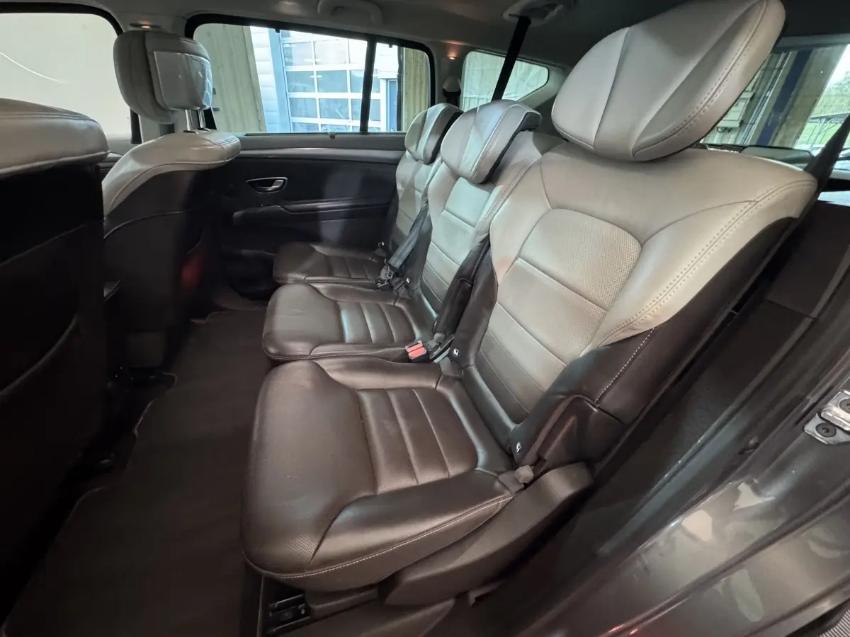 Vue intérieure côté droit des sièges arrière individuels en cuir gris clair et foncé du Renault Espace 2015 Initiale Paris.