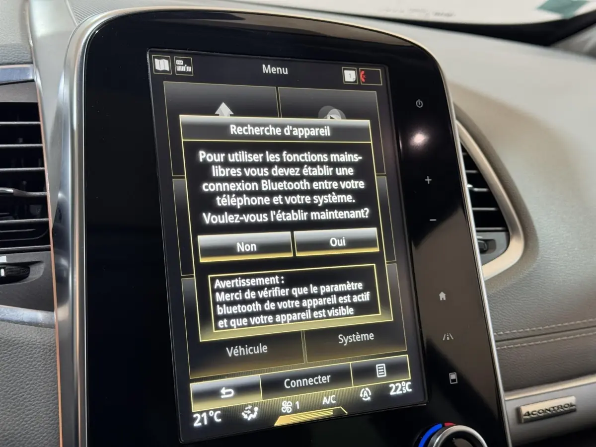 Écran tactile central du tableau de bord du Renault Espace gris foncé, affichant la recherche de connexion Bluetooth.