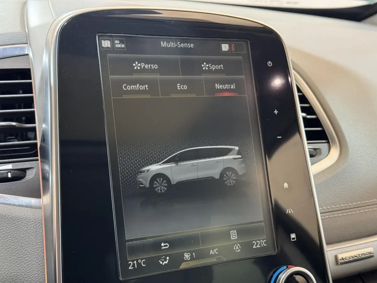 Écran tactile intérieur montrant une illustration latérale grise du Renault Espace Initiale Paris 2015.