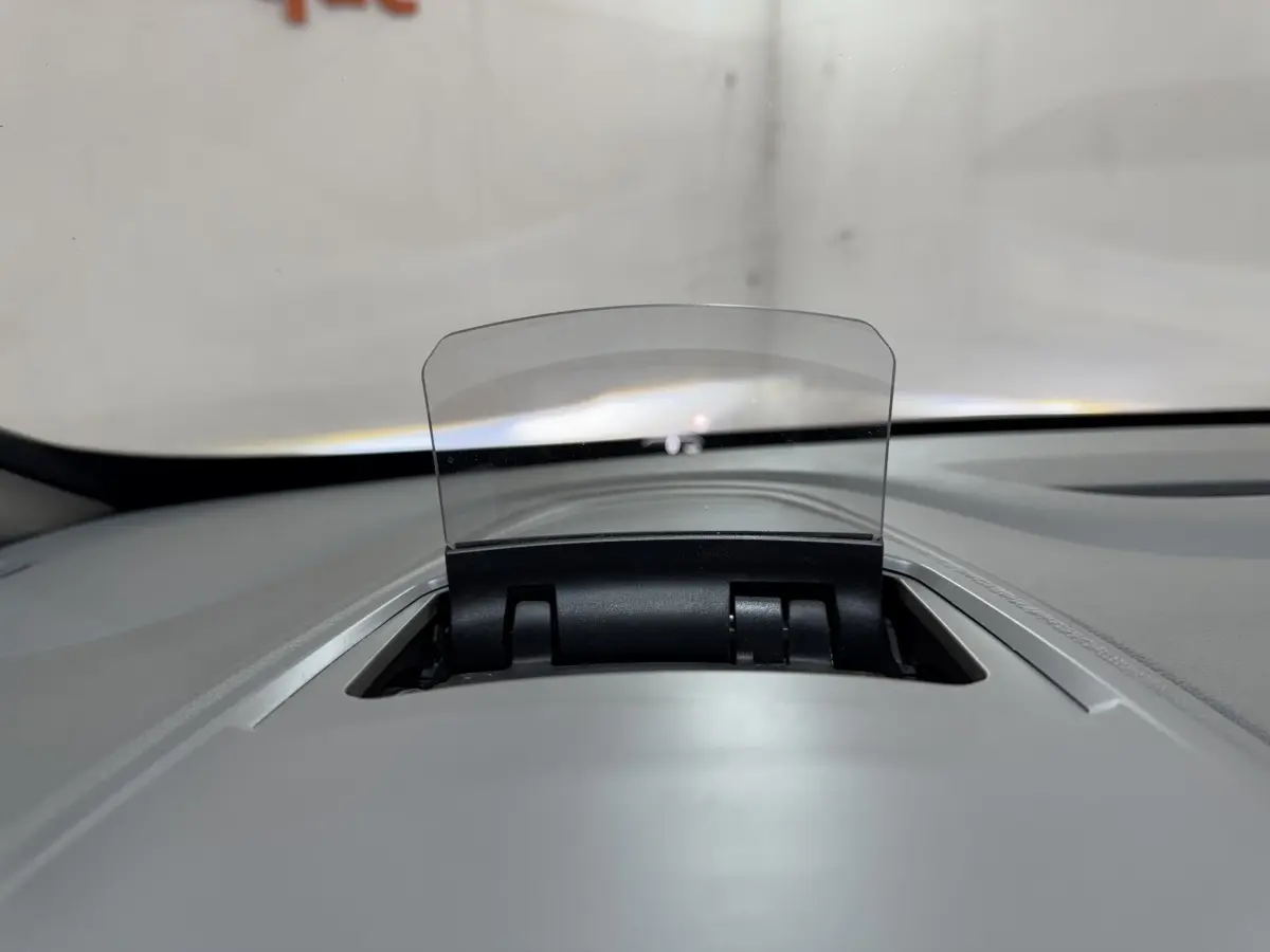 Affichage tête haute relevé sur le tableau de bord gris clair du Renault Espace Initiale Paris 2015.