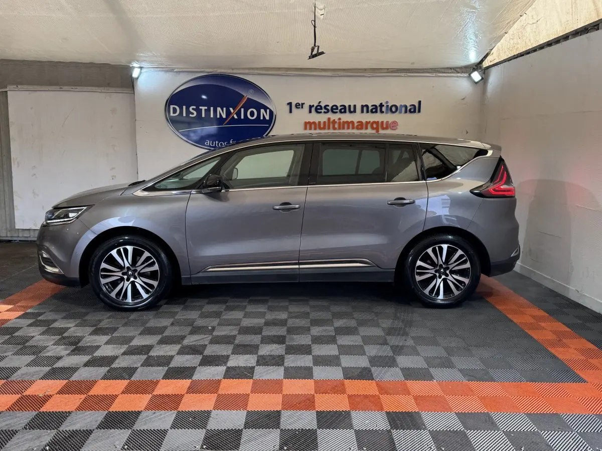 Profil droit d'un Renault Espace gris foncé 2015 garé en intérieur avec jantes alliage et feux arrière LED distinctifs.