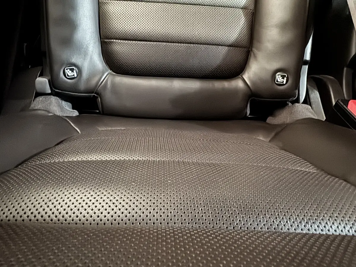 Gros plan sur l’assise en cuir noir perforé d’un siège arrière individuel du Renault Espace Initiale Paris 2015.