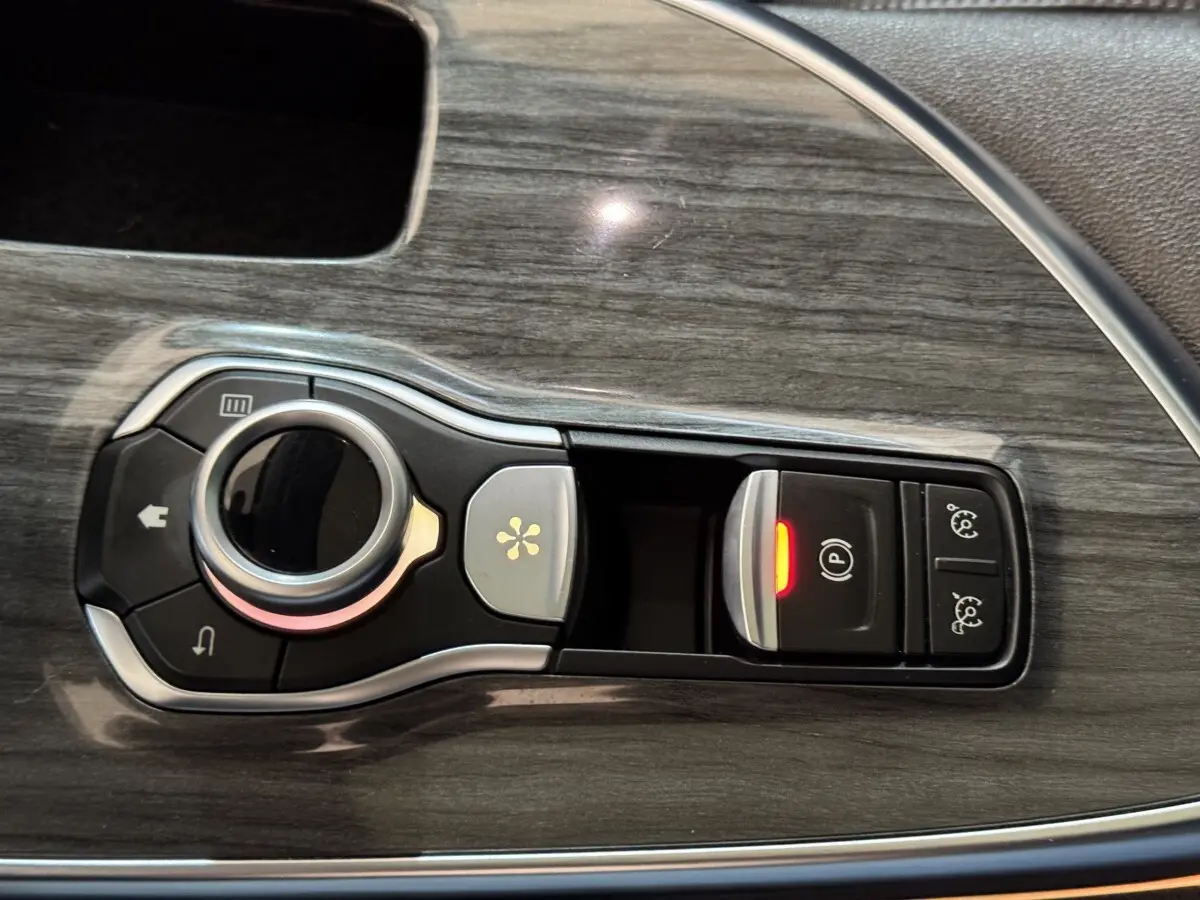 Vue rapprochée du sélecteur de commandes sur console en bois gris foncé du Renault Espace Initiale Paris 2015.