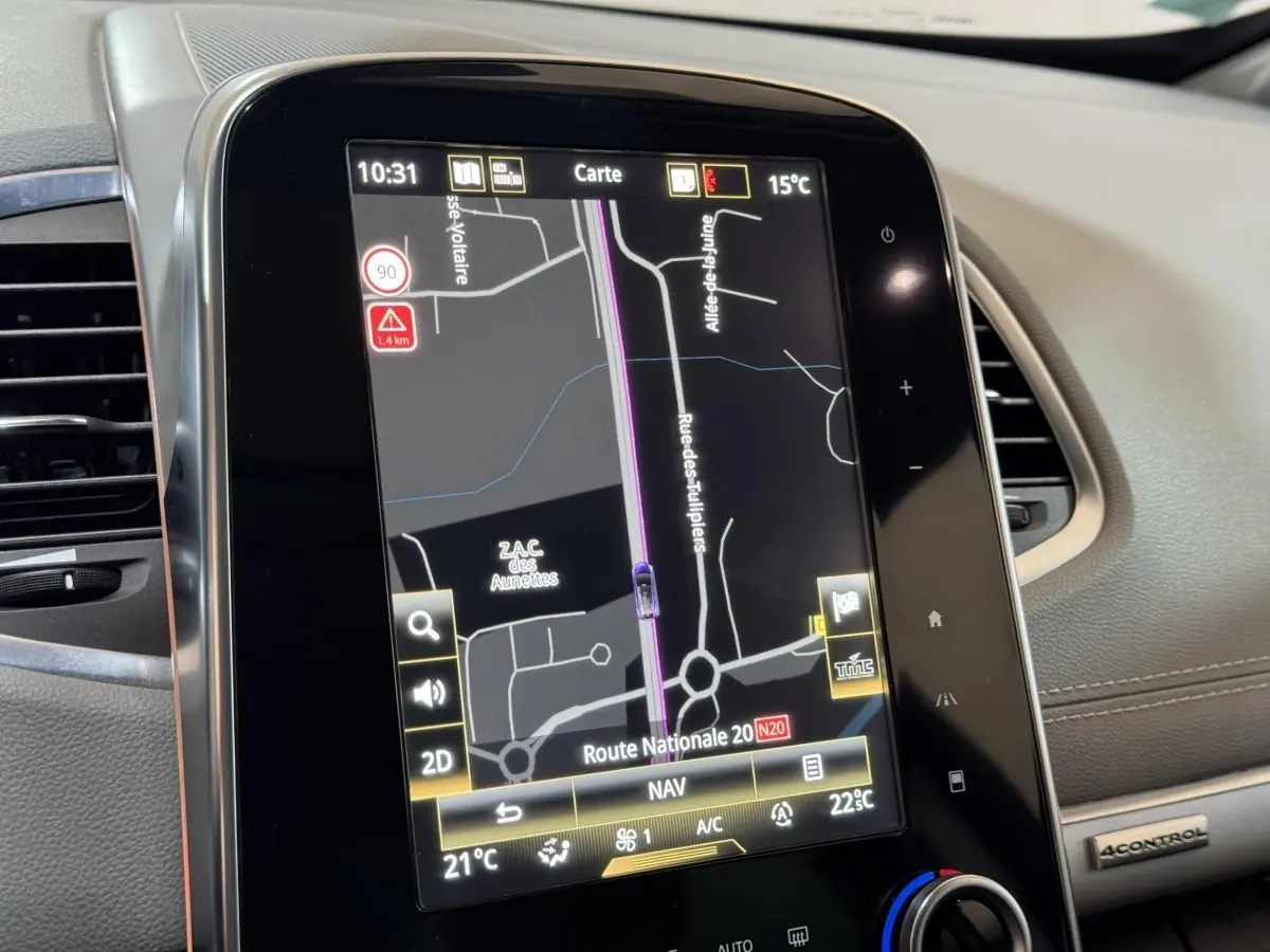 Vue rapprochée de l’écran tactile central du tableau de bord du Renault Espace gris foncé, affichant la navigation 3D.