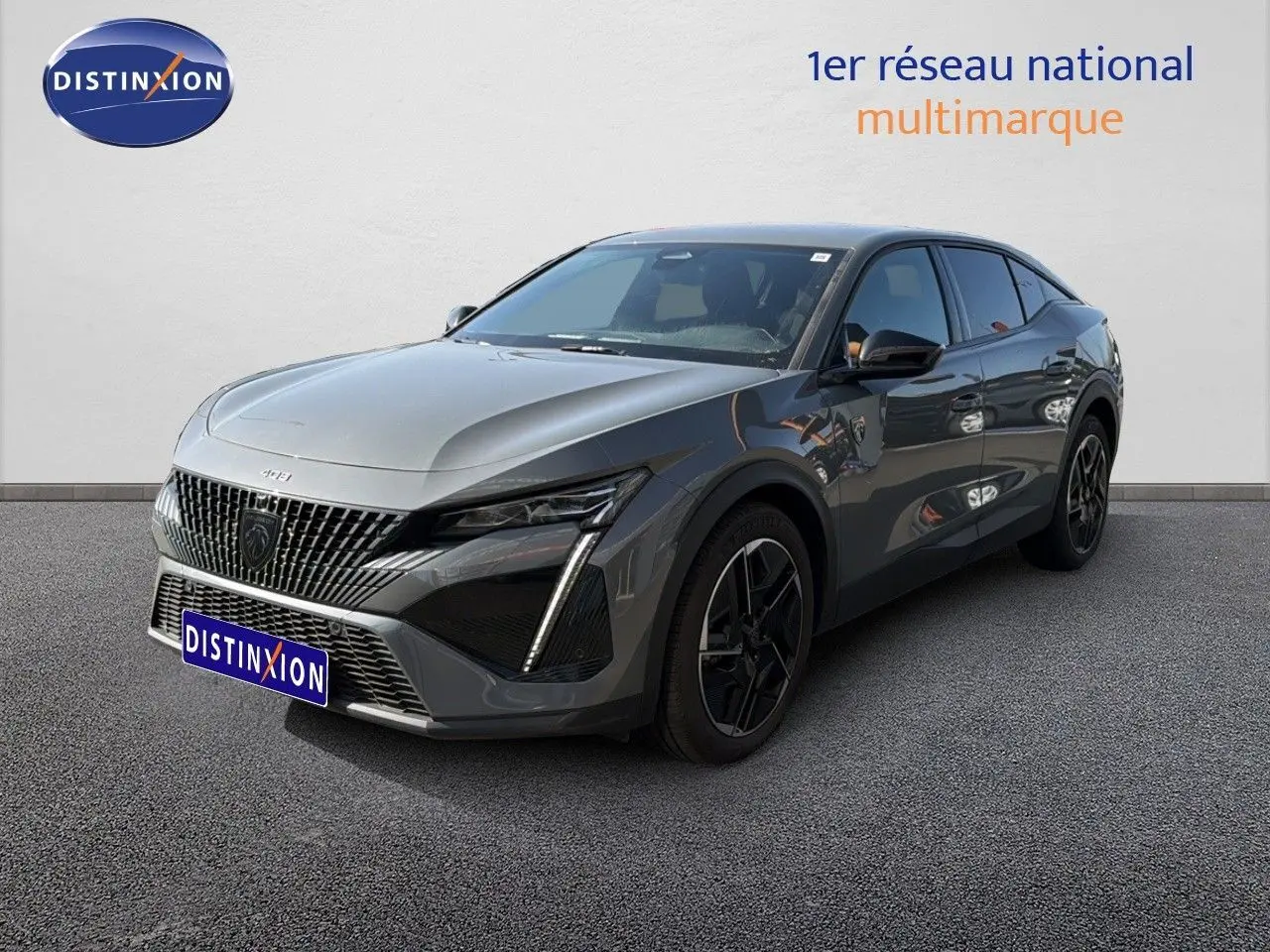 Peugeot 408 gris selenium métal en 3/4 avant droit, avec calandre distinctive et feux LED verticaux marquants.