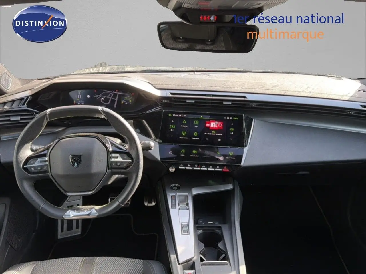 Vue intérieure frontale du tableau de bord et volant Peugeot 408 gris, avec écran tactile et instrumentation numérique.