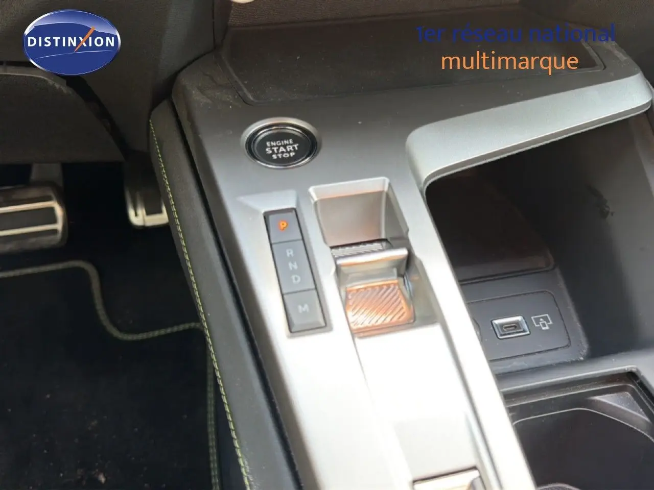 Gros plan sur la console centrale argentée de la Peugeot 408 gris selenium, avec bouton start/stop et levier de boîte auto.
