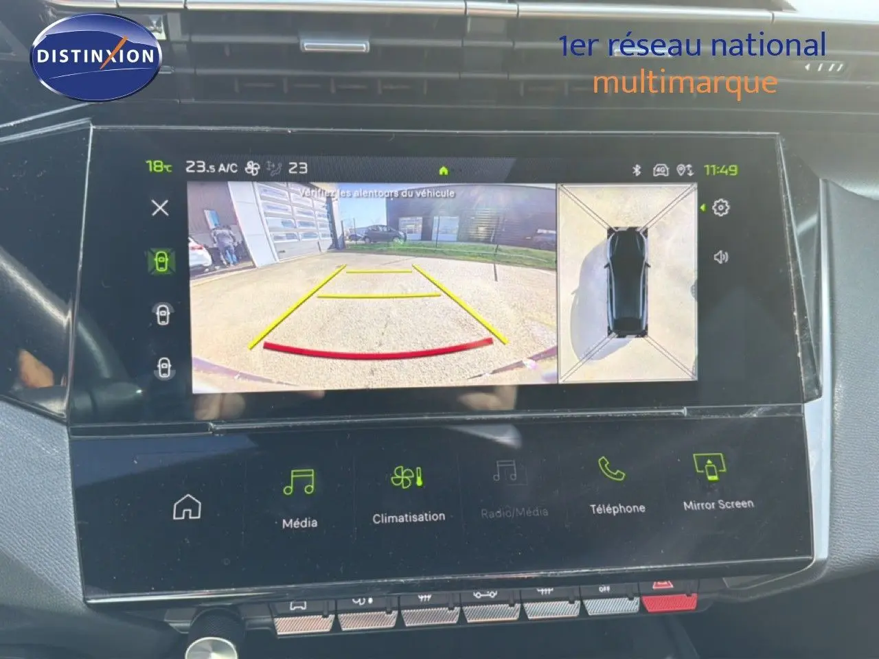 Écran tactile intérieur de la Peugeot 408 gris Selenium montrant la caméra de recul et vue 360° du véhicule.