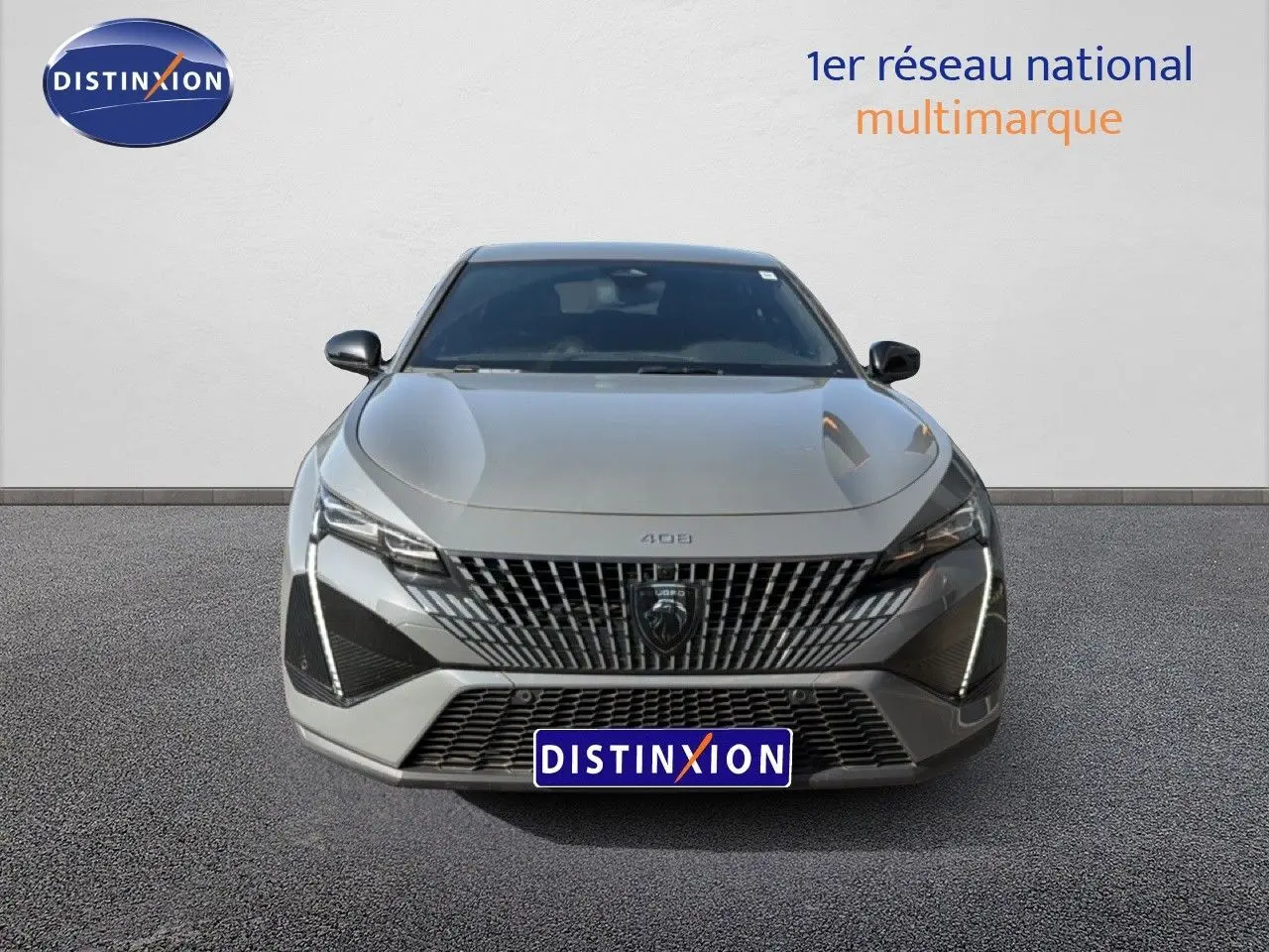 Vue avant frontale de la Peugeot 408 gris selenium metal avec calandre large et signature lumineuse LED verticale.