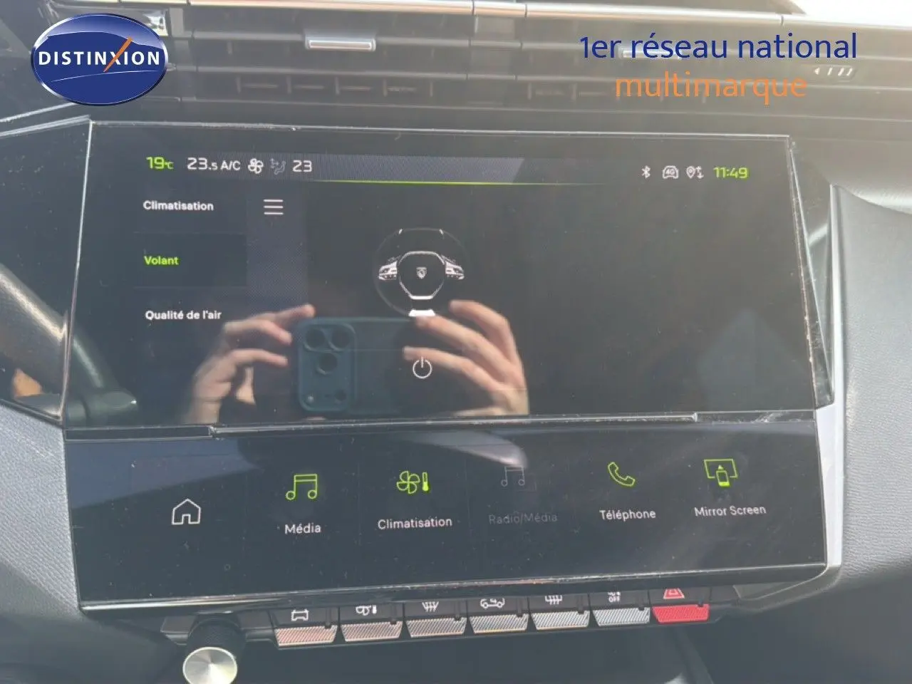 Intérieur du Peugeot 408 1.2 Hybrid 145ch GT 2025 montrant l'écran tactile central avec interface climatisation et multimédia.