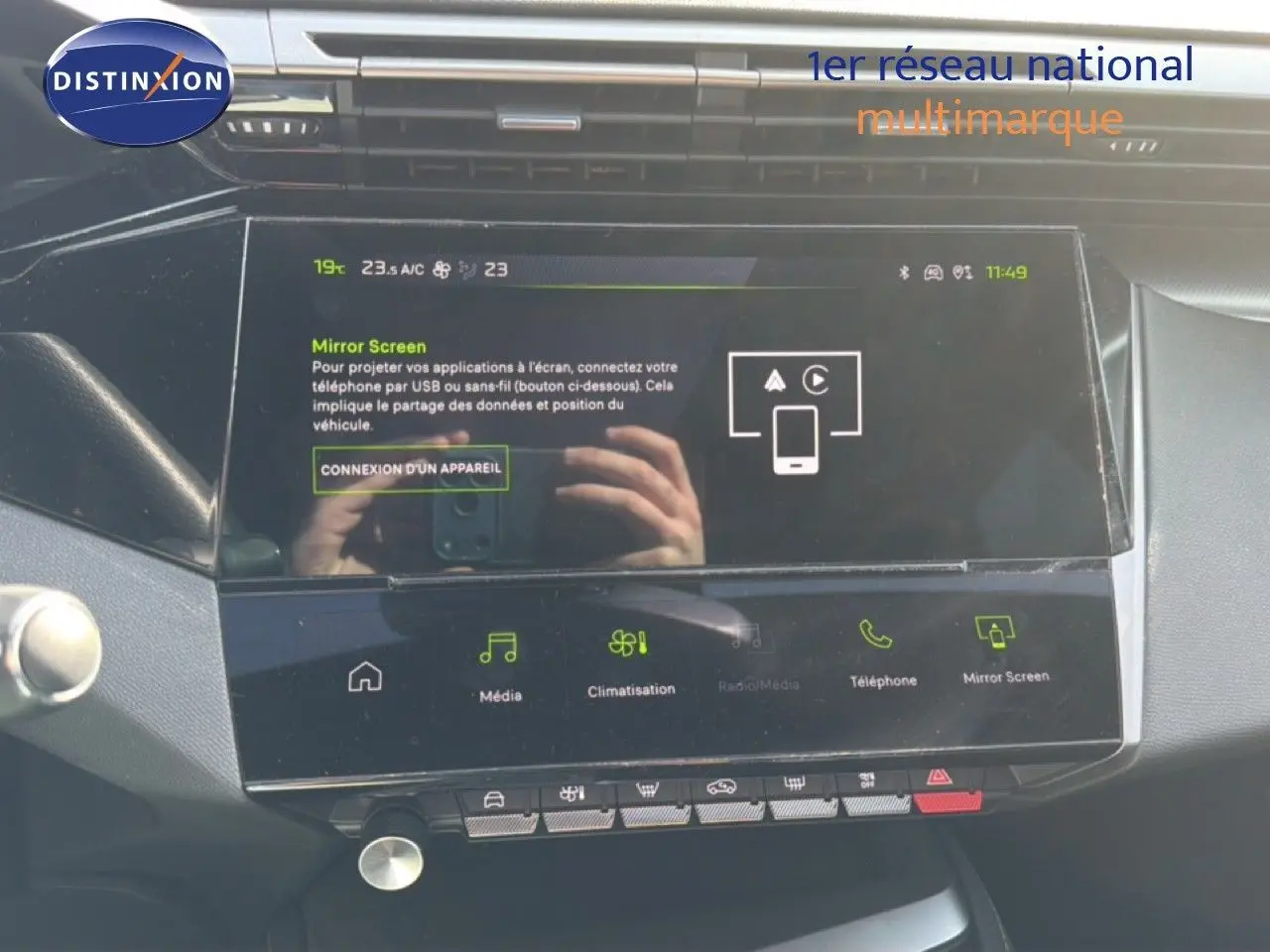 Vue rapprochée de l’écran tactile central du tableau de bord du Peugeot 408 gris Selenium Metal, affichant le menu Mirror Screen.