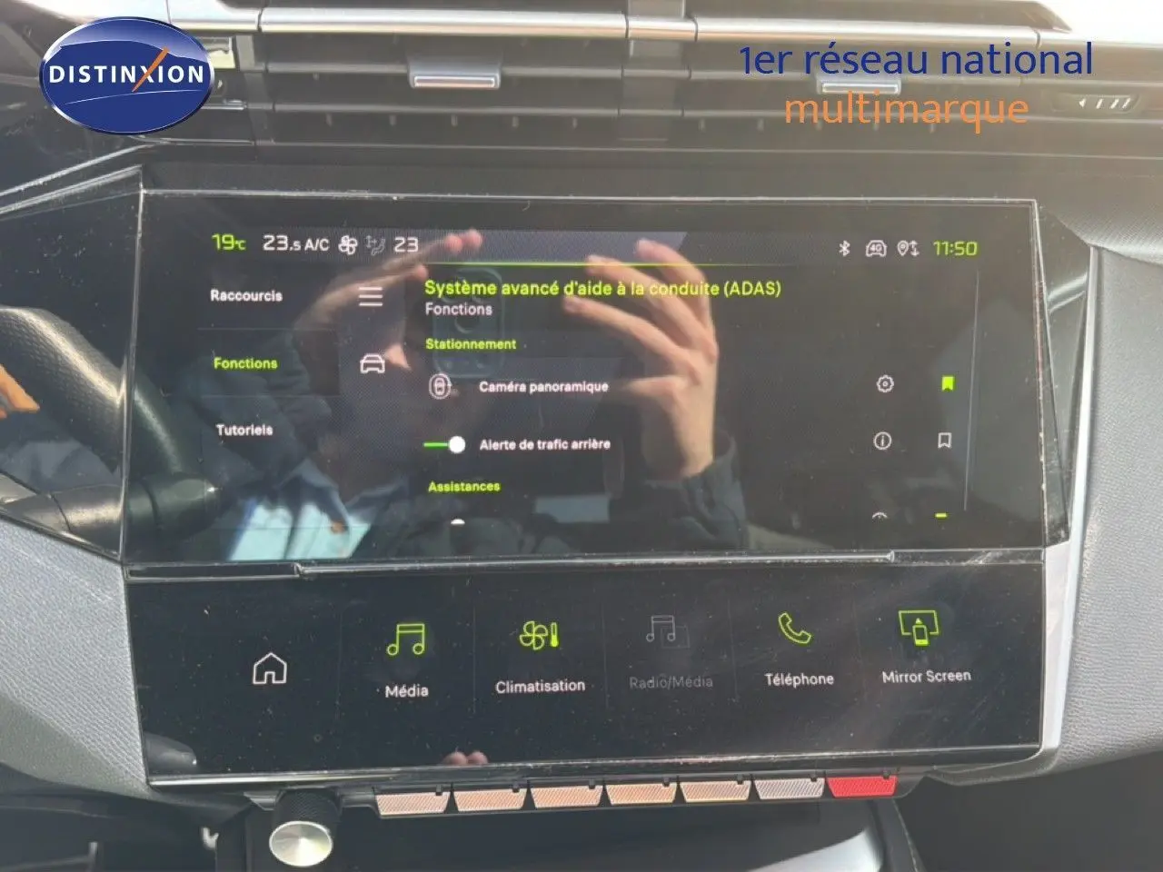 Vue rapprochée de l’écran tactile central du Peugeot 408 gris, affichant le système avancé d’aide à la conduite.