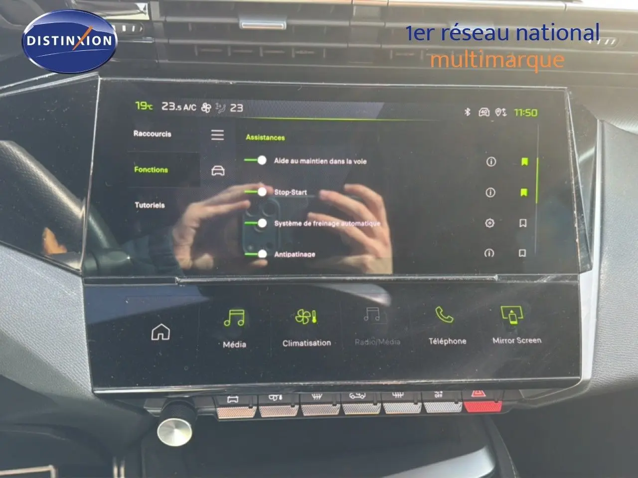 Écran tactile central de la Peugeot 408 gris Selenium, vue rapprochée du tableau de bord avec menu d’assistances activées.