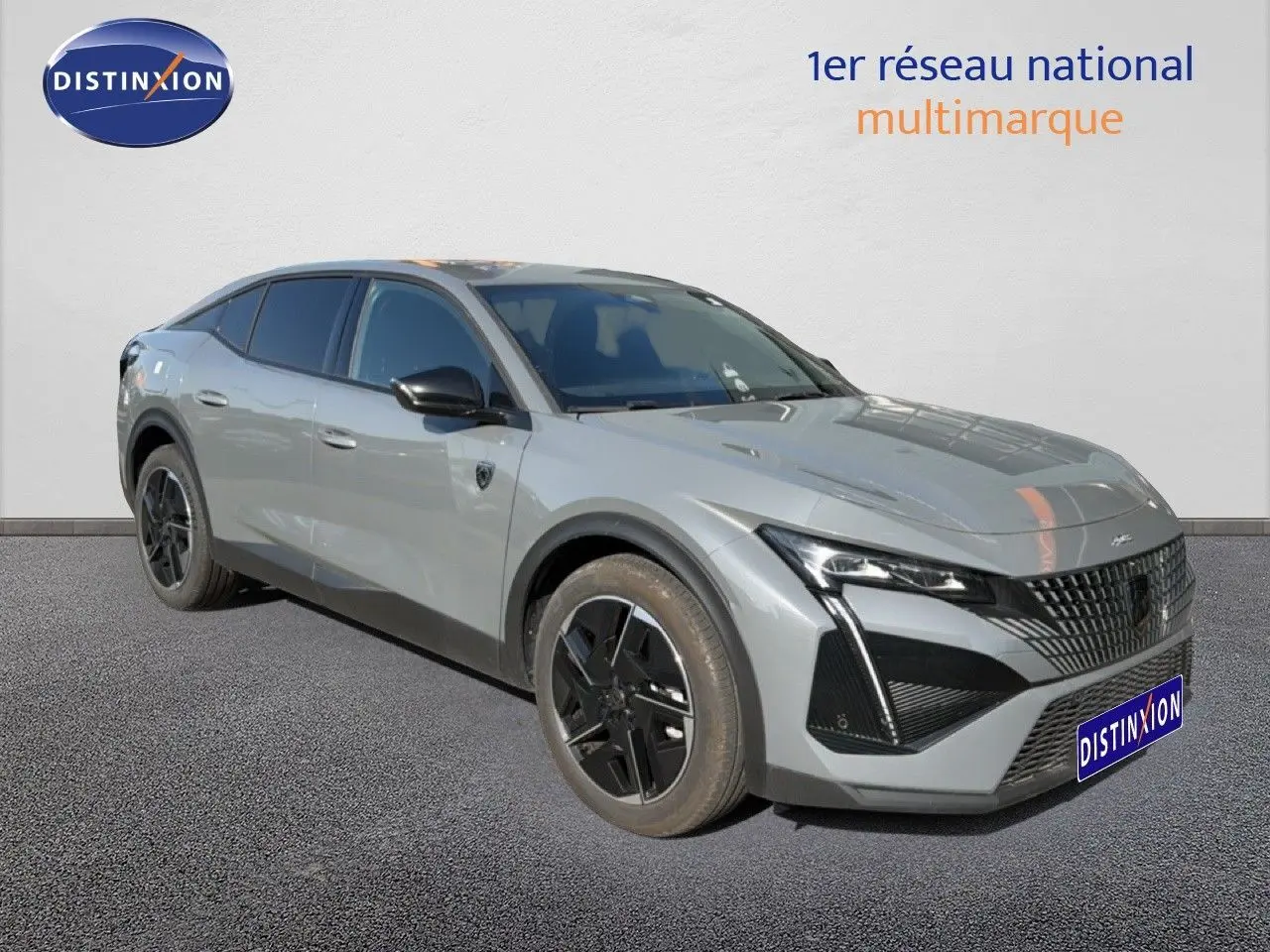 Peugeot 408 gris selenium métal vue 3/4 avant droit avec jantes noires et calandre distinctive.