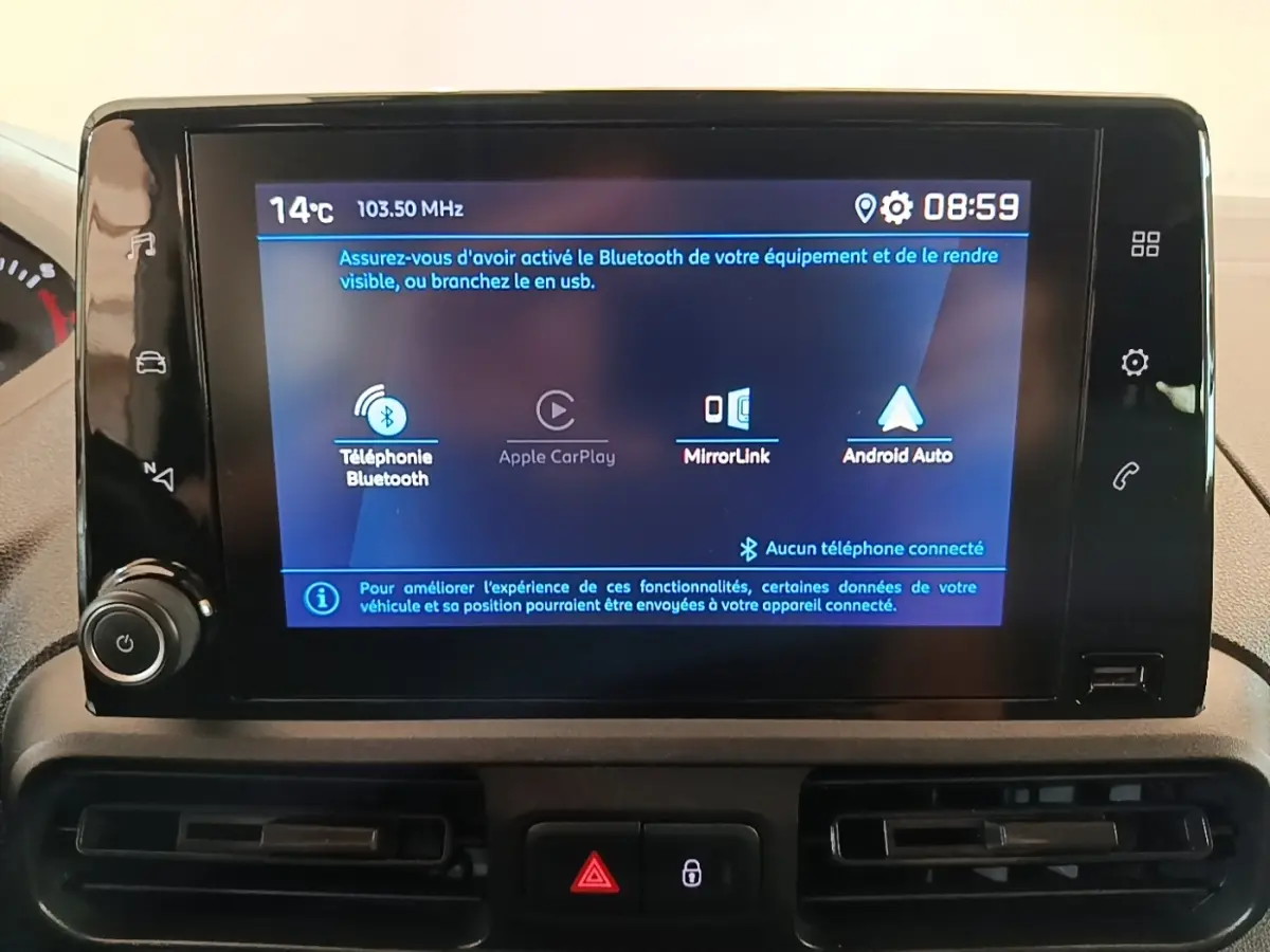 Écran tactile central du tableau de bord du Peugeot Partner 2020 affichant les options Bluetooth et Android Auto.