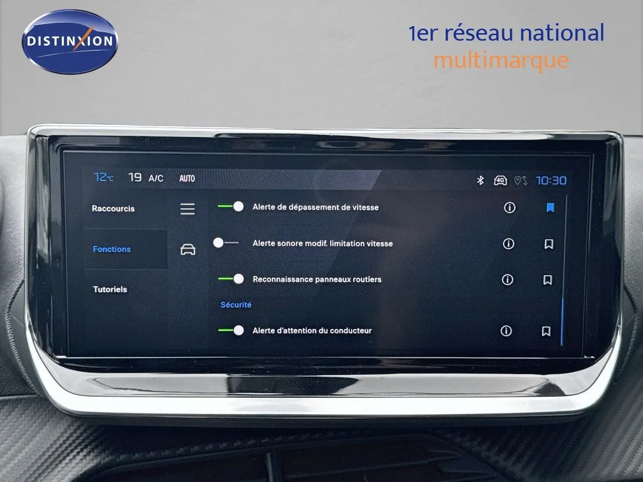 Écran tactile central du Peugeot 2008 Hybrid 136ch Allure 2025 affichant les réglages d'alerte de vitesse et sécurité.