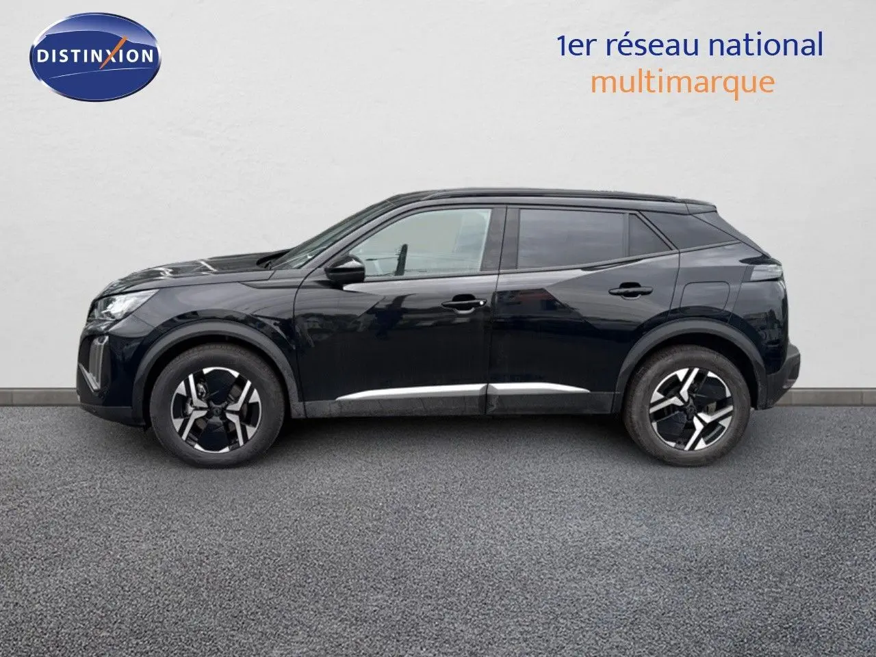 Peugeot 2008 Hybrid 136ch Allure noir métal vu de profil côté gauche, soulignant ses jantes bicolores et lignes modernes.