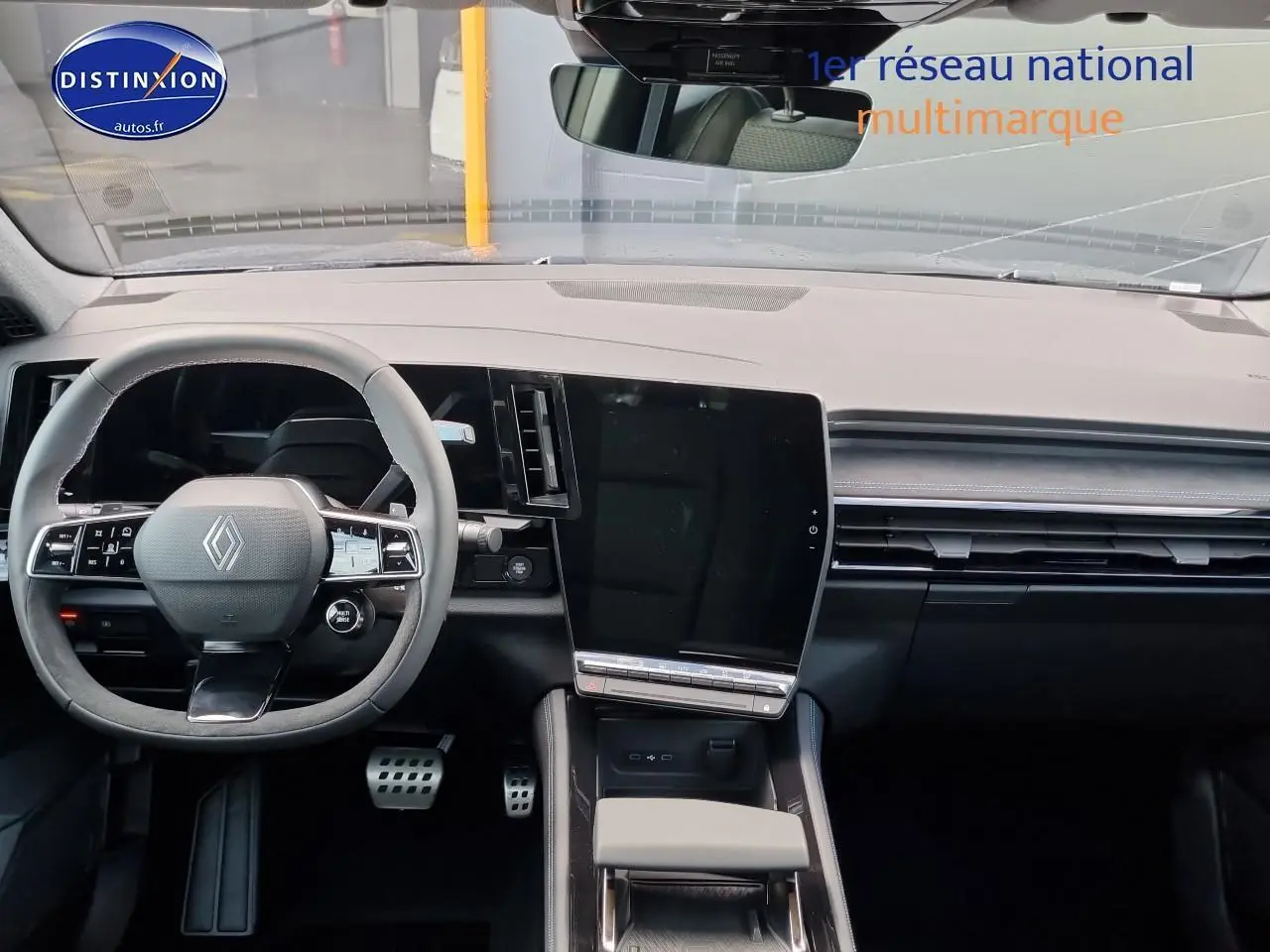 Tableau de bord et volant gris anthracite du Renault Espace VI 1.2 e-tech hybride, avec écran tactile vertical central.