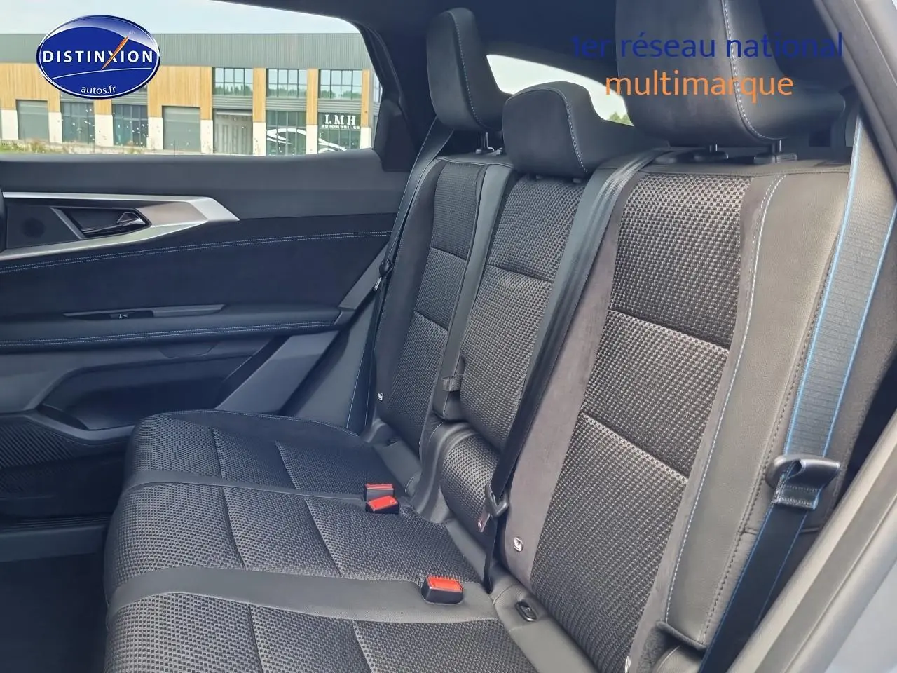 Banquette arrière en tissu carbone et alcantara bleu du Renault Espace VI gris schiste, vue côté droit intérieur.