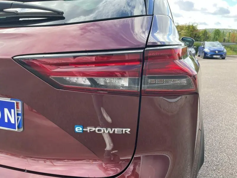 Gros plan sur le feu arrière droit rouge du Nissan Qashqai e-POWER 2023 Rouge Passion avec logo e-POWER visible.