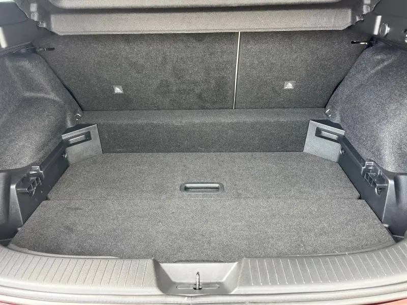 Coffre spacieux et modulable du Nissan Qashqai e-POWER 2023, revêtement gris foncé, vue de l'arrière ouverte.