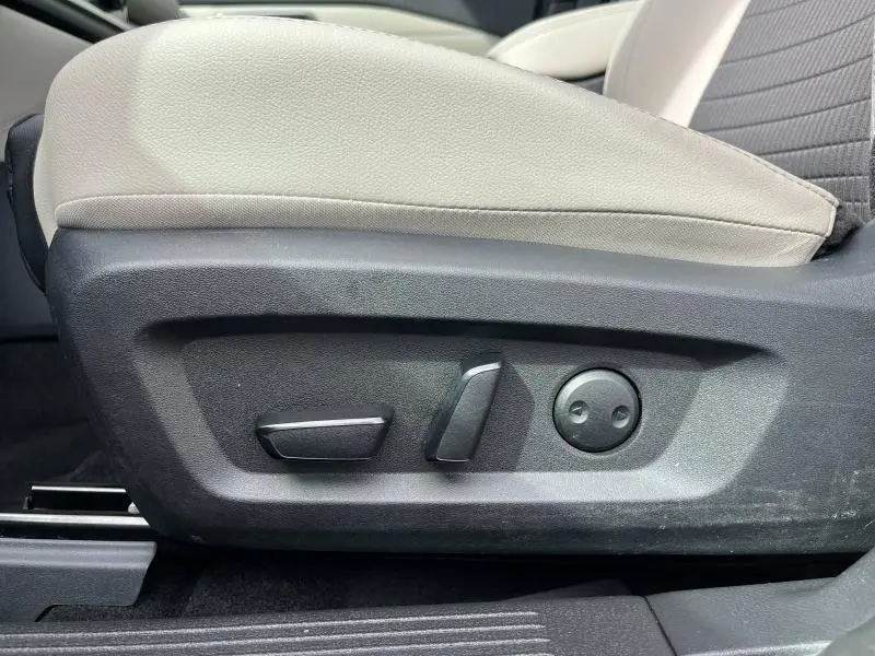 Gros plan sur les commandes électriques du siège avant côté gauche du Nissan Qashqai e-POWER Rouge Passion 2023.