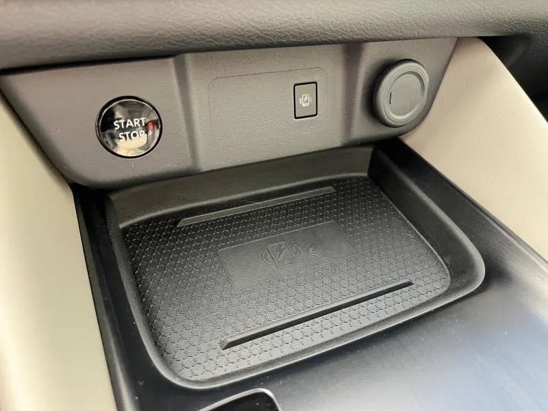 Gros plan sur la zone de recharge sans fil et bouton Start/Stop du Nissan Qashqai e-POWER Tekna+ 2023