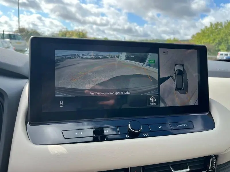 Écran tactile intérieur du Nissan Qashqai e-POWER 2023 montrant la caméra de recul et la vue panoramique 360°
