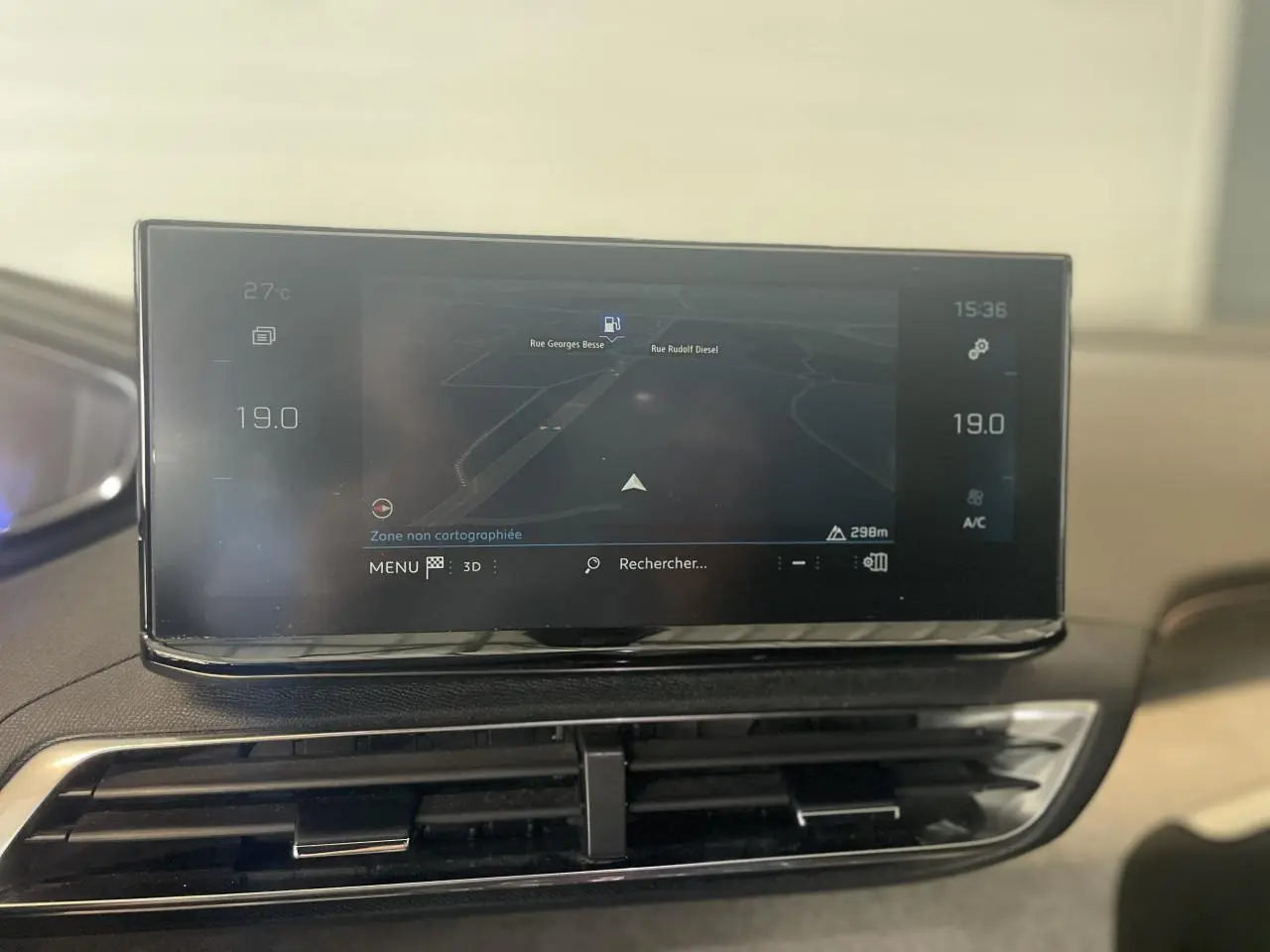 Écran tactile central du tableau de bord du Peugeot 3008 GT 2022, affichant la navigation et la climatisation.