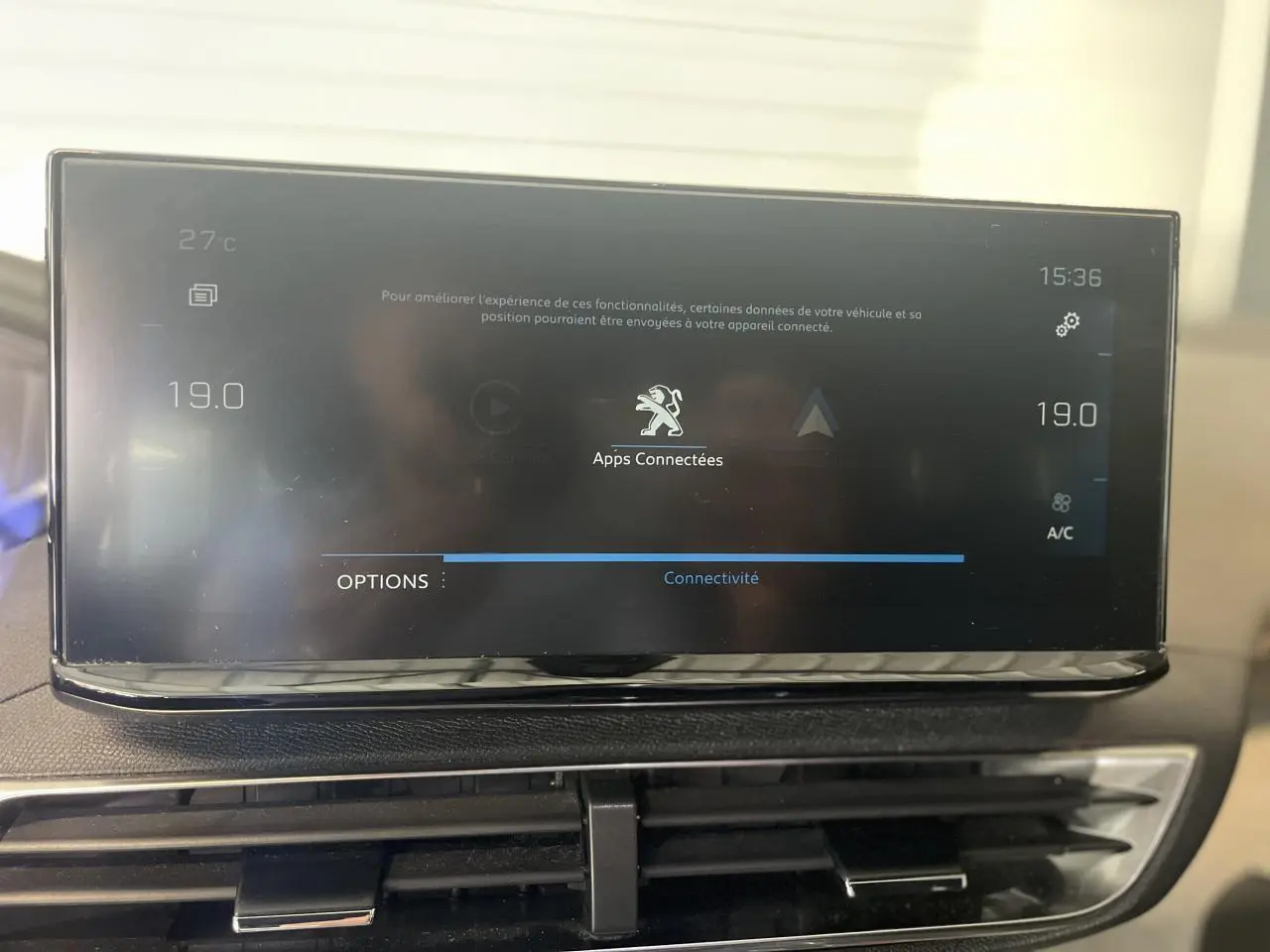 Écran tactile central du Peugeot 3008 GT 2022 affichant les options de connectivité et la climatisation à 19°C.