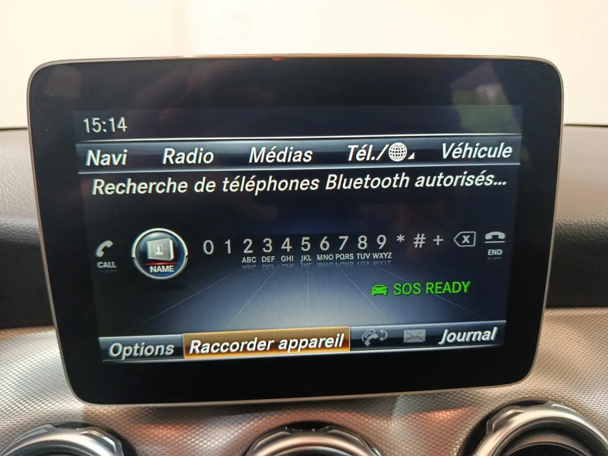 Écran multimédia central affichant la recherche Bluetooth dans une Mercedes GLA 200 d gris clair, vue intérieure frontale.