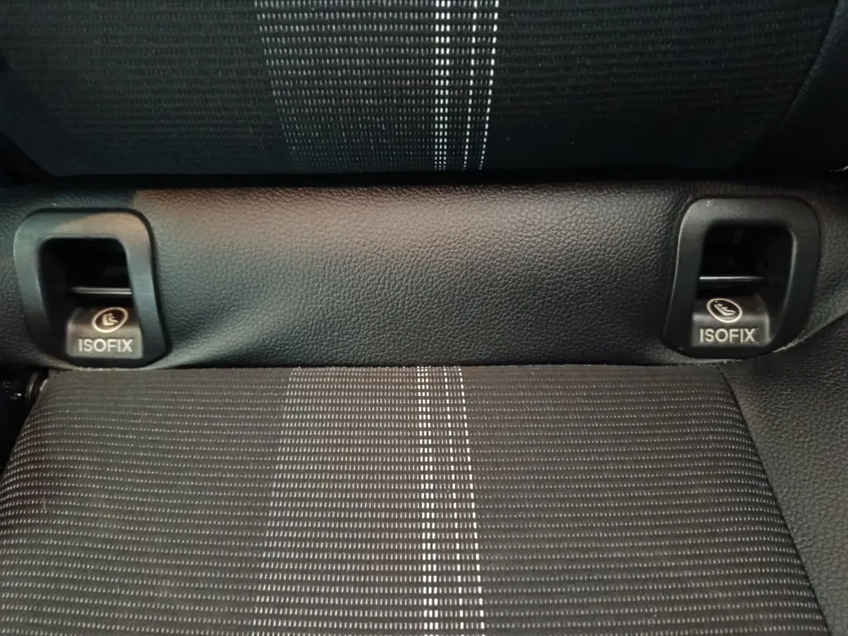 Gros plan sur la banquette arrière gris foncé du Mercedes GLA 200 d avec fixations ISOFIX visibles.