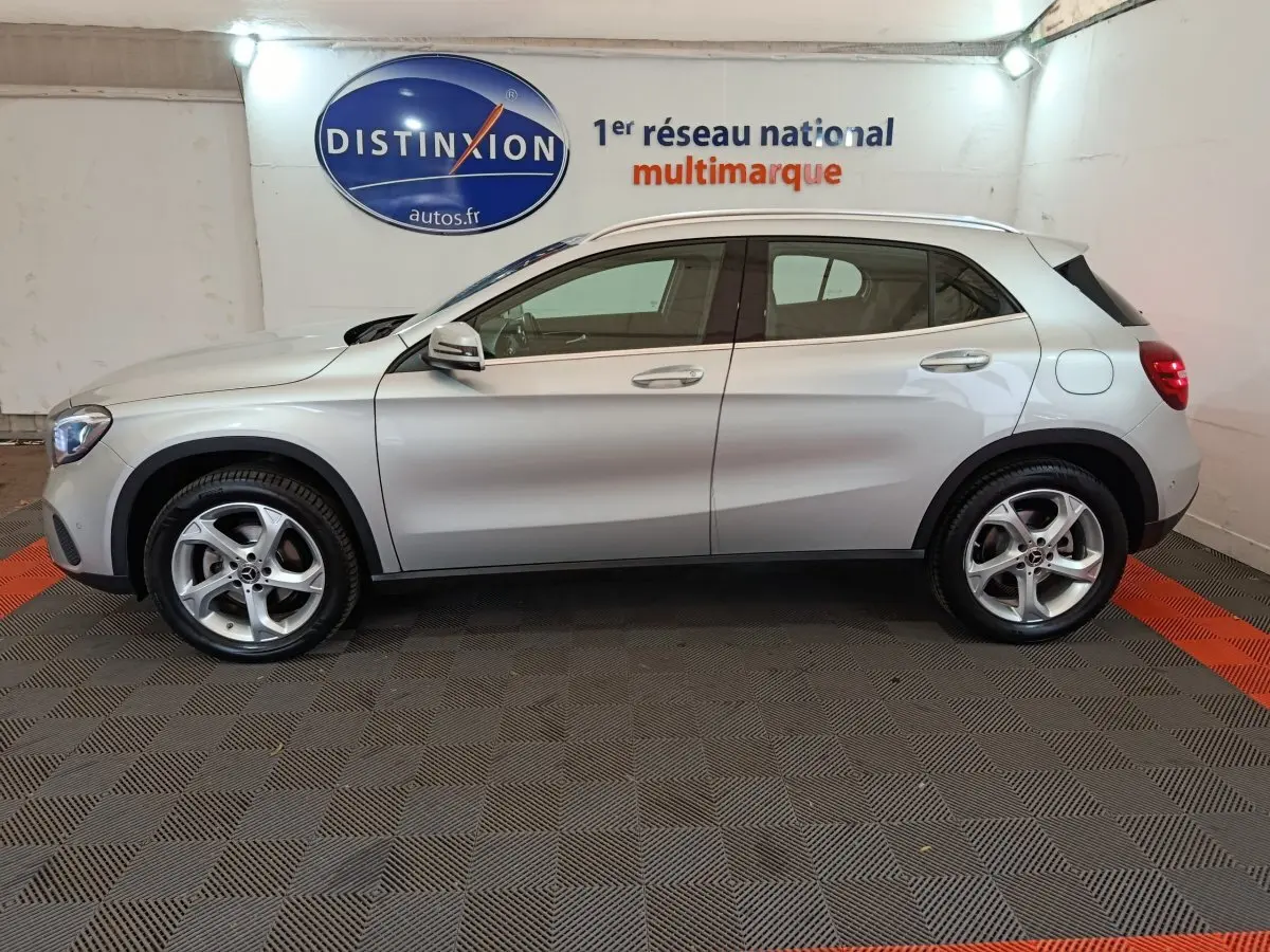 Profil droit d'un Mercedes GLA 200 d Business Executive gris clair, avec jantes alliage et rétroviseurs électriques.