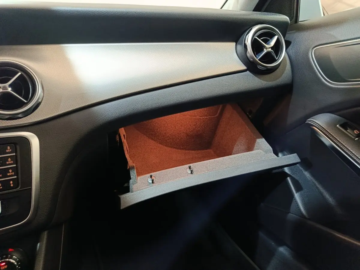 Intérieur du Mercedes GLA 200 d 2018, vue côté passager sur boîte à gants ouverte et aérateurs ronds chromés.