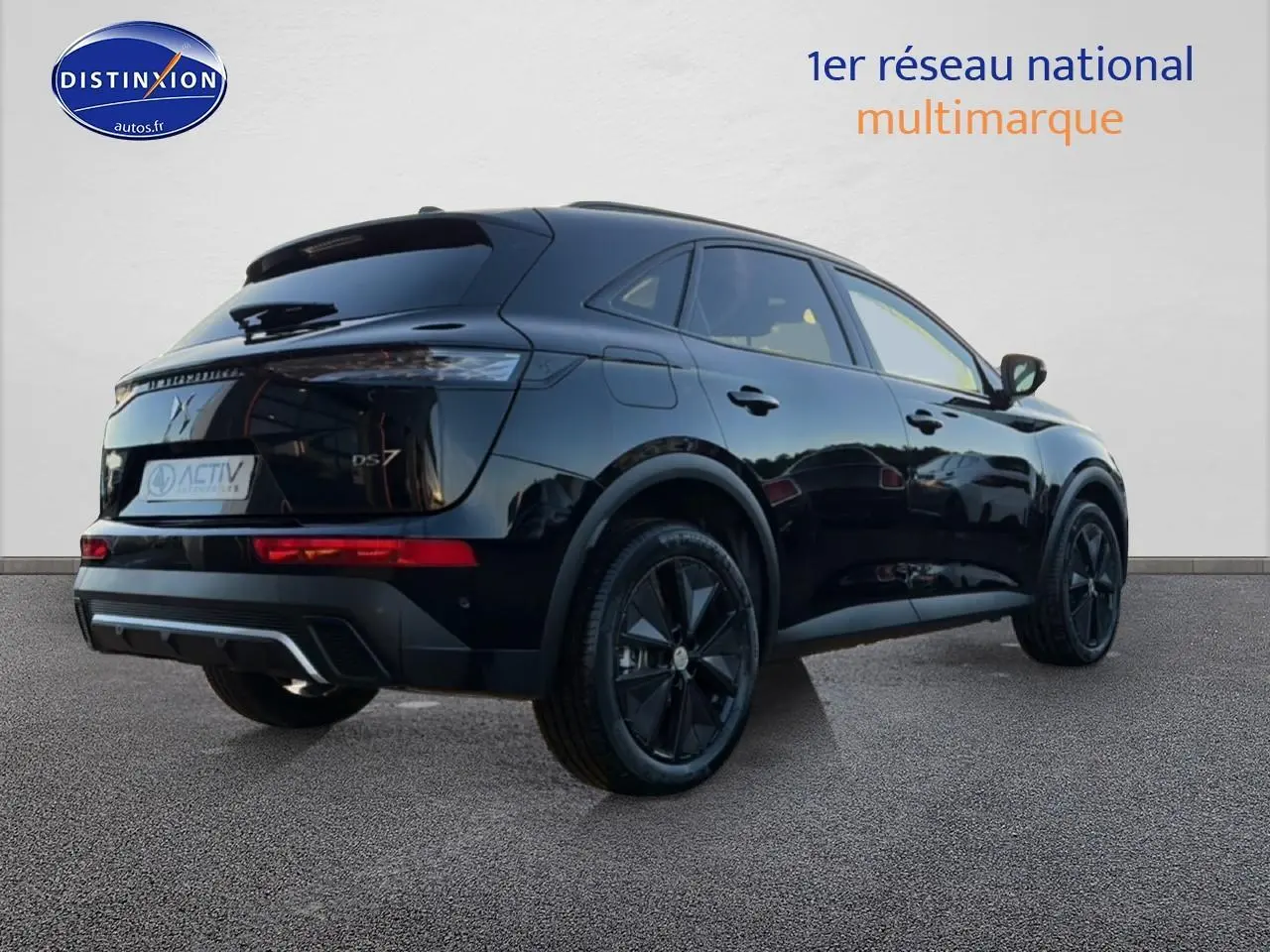 DS7 1.5 BlueHDi 130 noir, vue 3/4 arrière droit, jantes noires et feux arrière LED distinctifs.