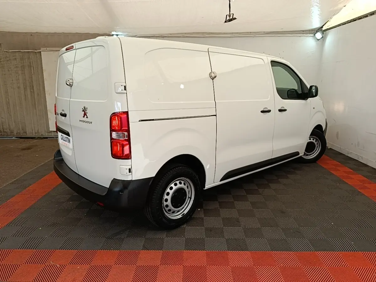 Peugeot Expert Fourgon blanc vu en 3/4 arrière droit, avec portes latérales pleines et jantes acier noires.