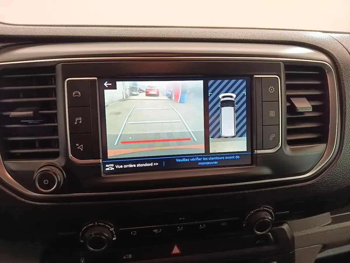 Écran tactile central du Peugeot Expert Fourgon 2020 montrant la caméra de recul et l'affichage de l'aide au stationnement.