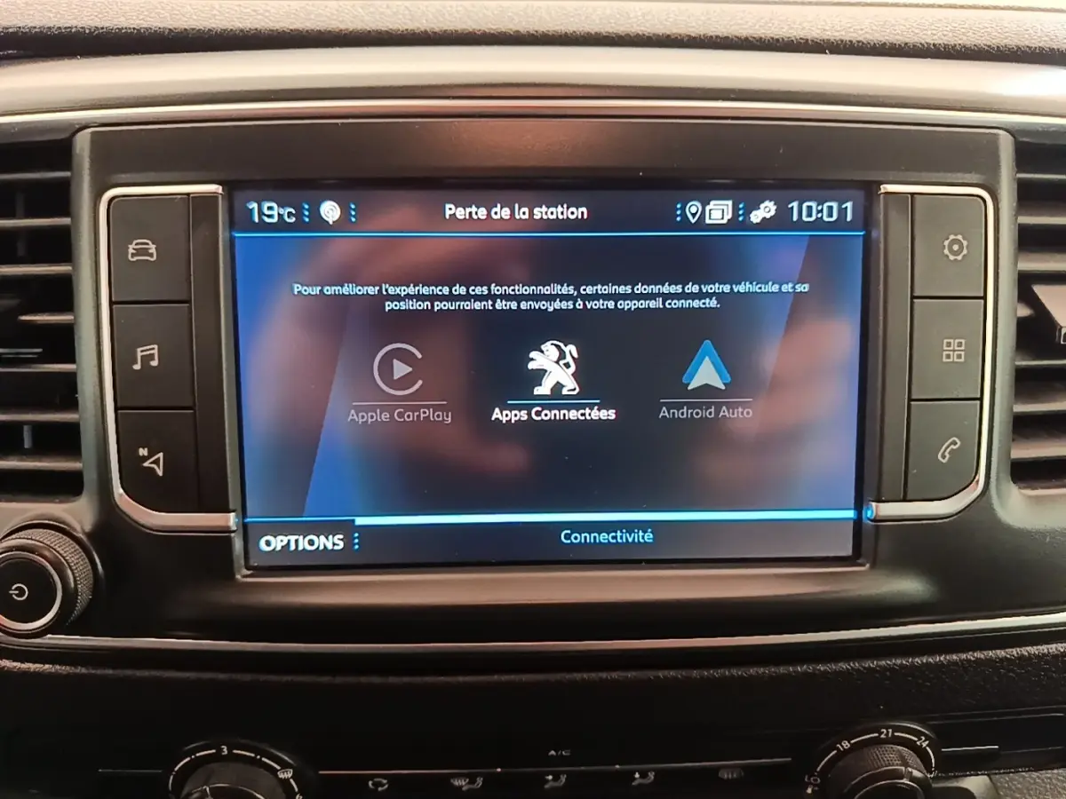 Écran tactile central du tableau de bord du Peugeot Expert Fourgon blanc, affichant les options Apple CarPlay et Android Auto.