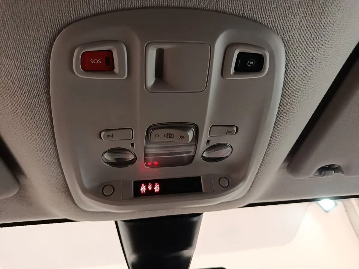 Plafonnier intérieur avec commandes d’éclairage et bouton SOS, vue en contre-plongée depuis l’habitacle du Peugeot Expert Fourgon blanc.