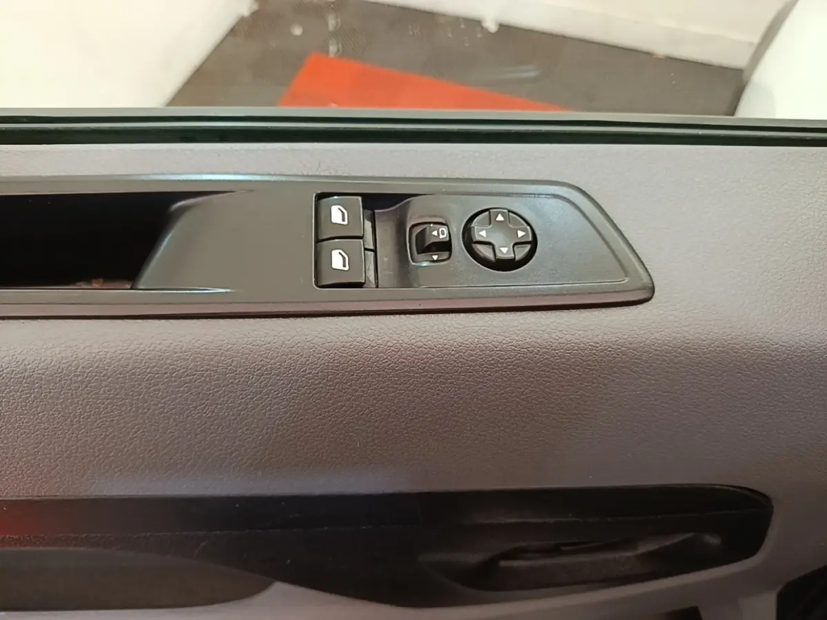 Gros plan sur la commande des vitres et rétroviseurs côté conducteur du Peugeot Expert Fourgon blanc, version 2020.