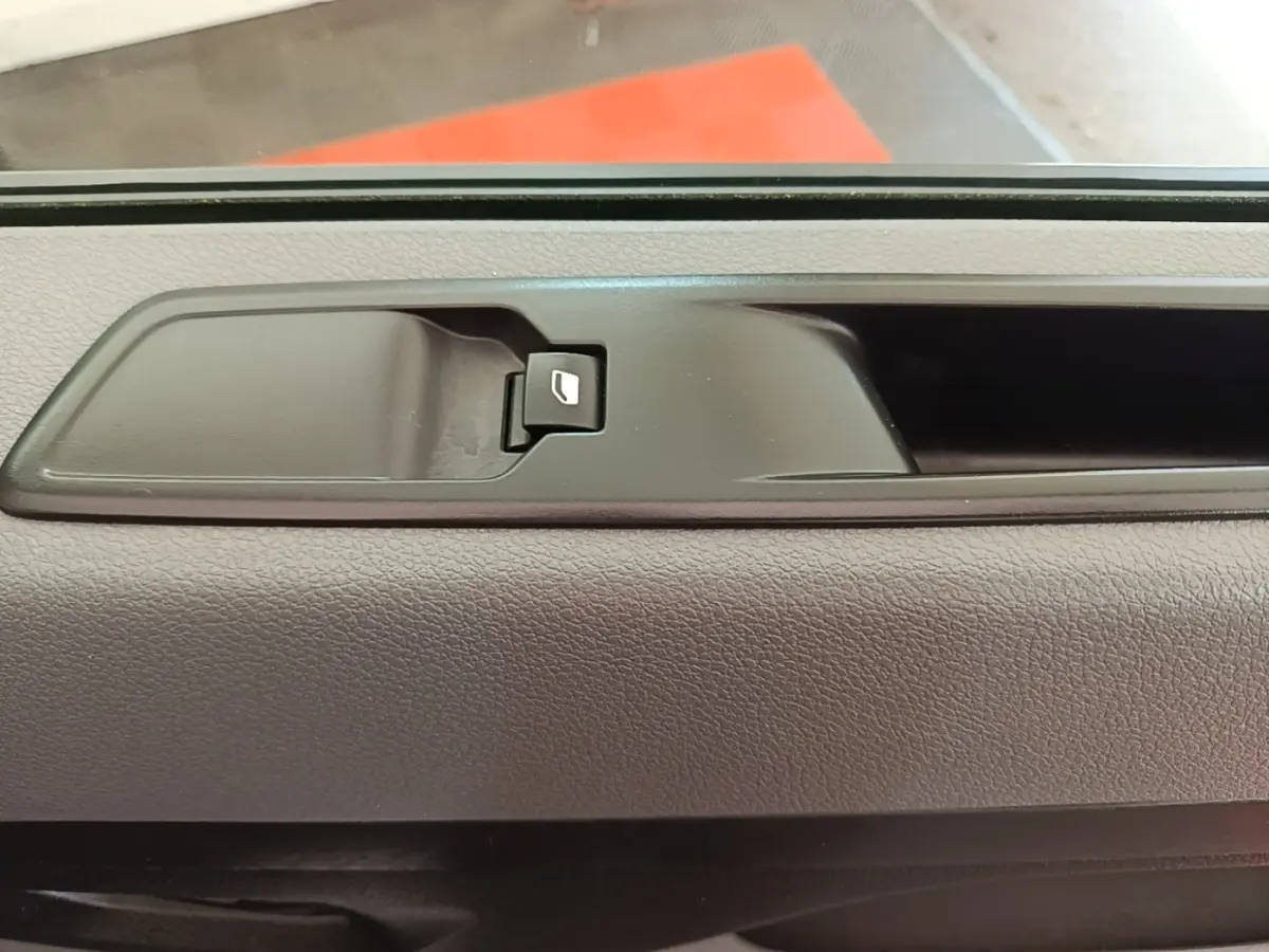 Gros plan sur la poignée intérieure de porte noire du Peugeot Expert Fourgon blanc, avec bouton de verrouillage visible.